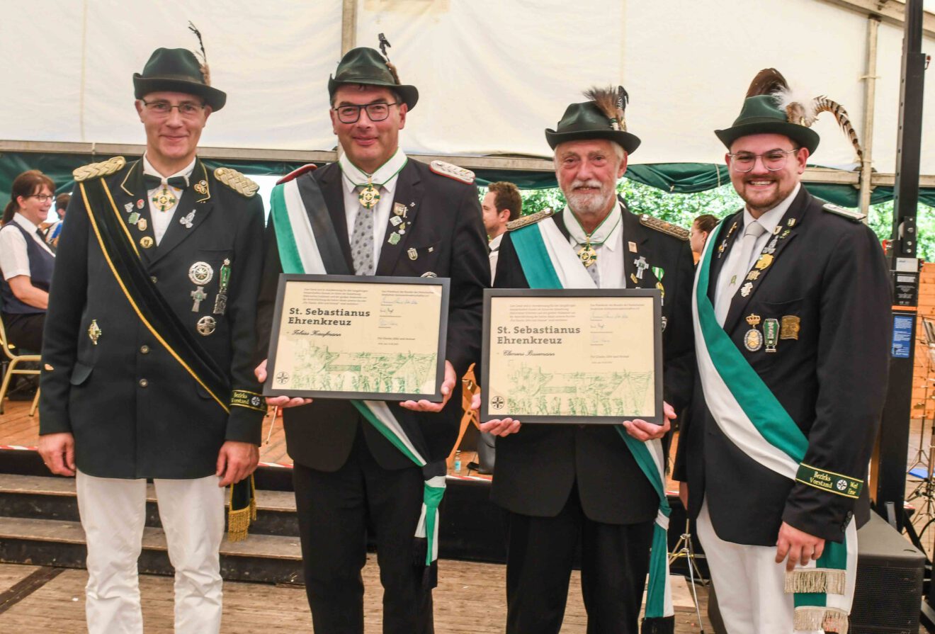 St. Sebastianus Schützenbruderschaft Werl Ehrungen St. Sebastianus Ehrenkreuz. Christoph Zeppenfeld, Tobias Kaufmann, Clemens Busemann und Fabian Brunnberg (v.li.). Schützenfest der St. Sebastianus Schützenbruderschaft Werl 2023 mit Königspaar Thorsten und Sylvia Bolle.. Foto: Thomas Nitsche -Honorarpflichtig: copyright by Thomas Nitsche, Wulfs Appelhof 13, 59457 Werl, 0171/3100766 - Sparkasse Werl. IBAN: DE11 4145 0075 0002 9282 32, BIC: WELADED1SOS