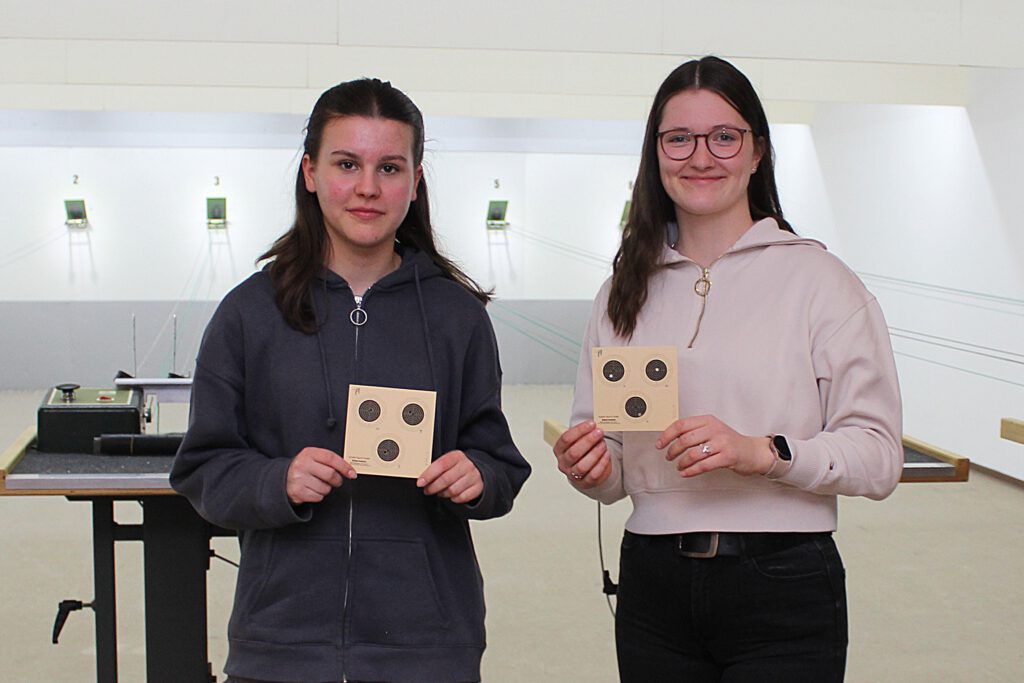 (links: Klara Müller - Schülerprinzessin/ rechts: Klara Bechheim - Jugendprinzessin)