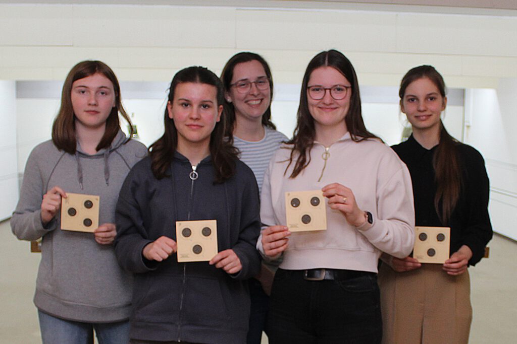 v.l. Lara Schmidt (Vize-Schülerprinzessin), Klara Müller (Schülerprinzessin), Sabrina Wulf (Schießmeisterin), Klara Bechheim (Jugendprinzessin), Katharina Tribukait (Vize-Jugendprinzessin).